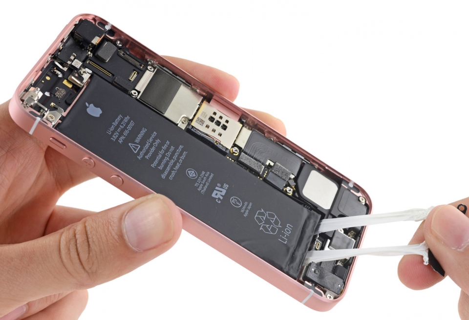 iPhone SE not charging: what to do, why 