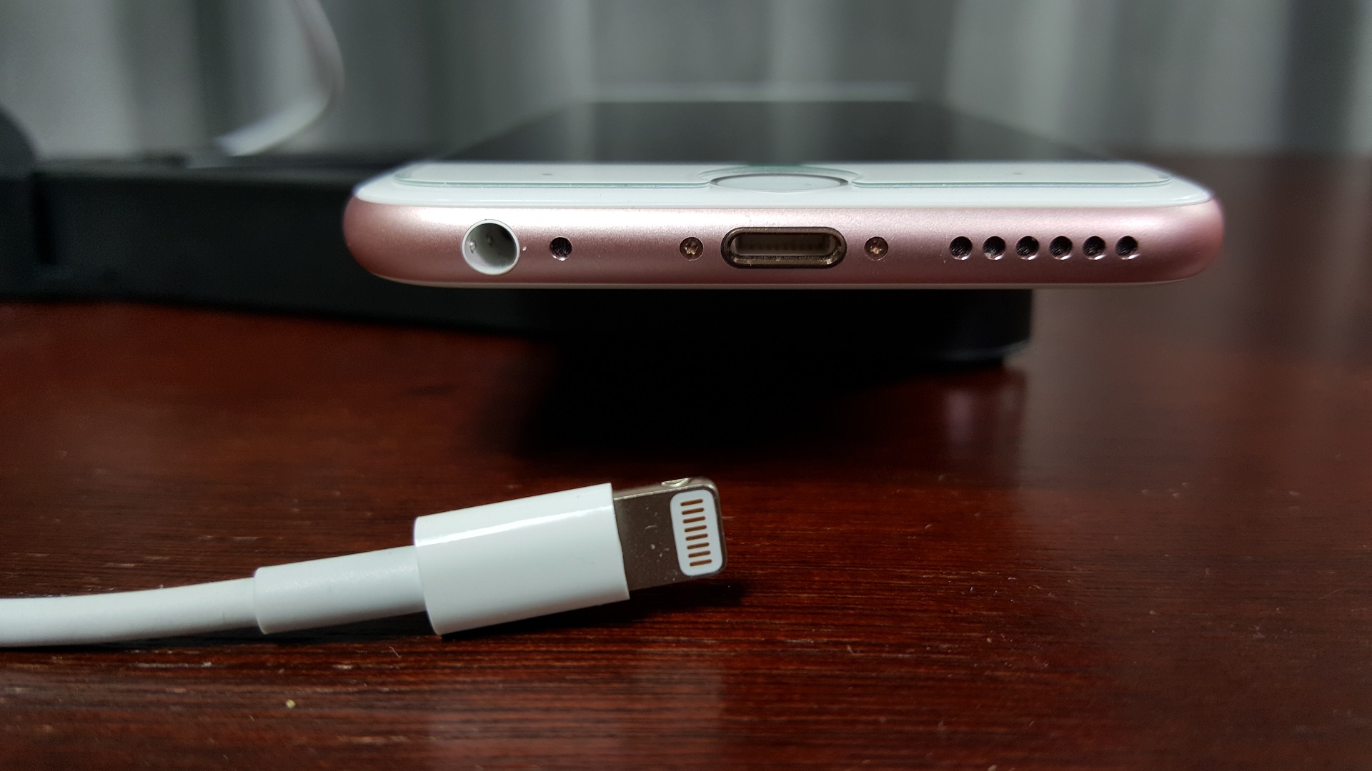 How to clean the charging connector iPhone 5S, 5, 6 