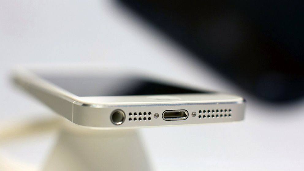 how to clean iphone 5s charging socket 