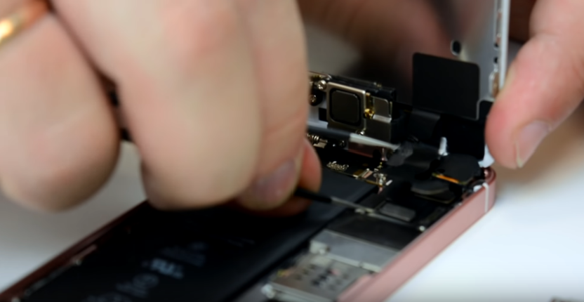 Disassembly iPhone SE: video, photo 