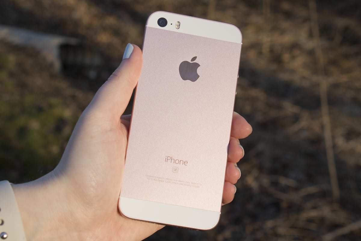 is it worth buying an iphone se in 2018 